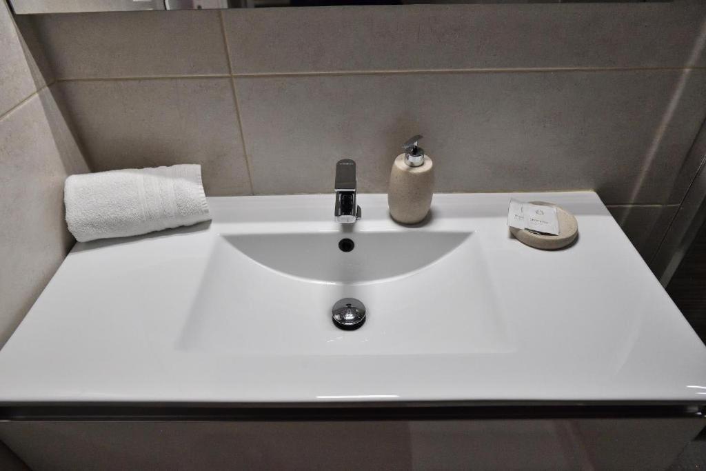 Hotel Karol Bari Airport Esterno foto